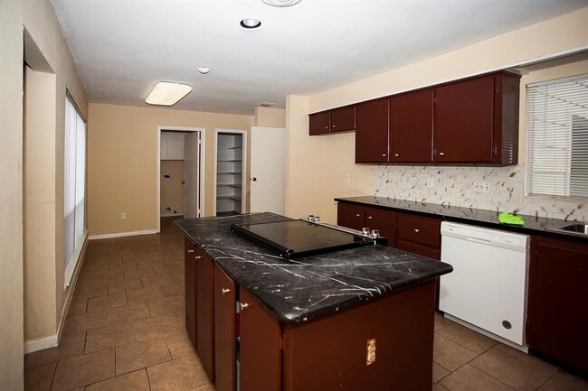 Building Photo - 5006 Stanhope Dr