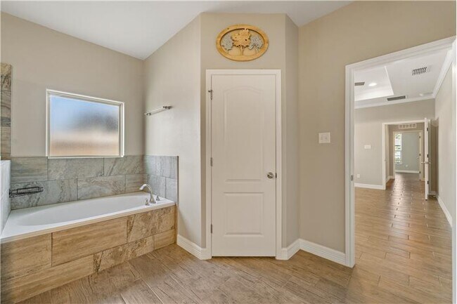 Building Photo - 7721 Dove Holw Dr