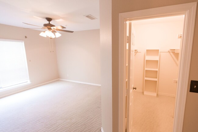 Building Photo - 2 Bedroom, 2 Bath Condo