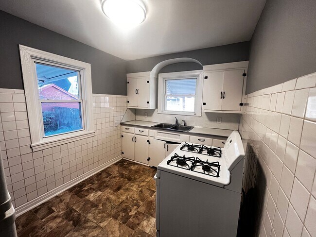 Building Photo - Spacious 3-Bedroom Home for Rent – Comfort...