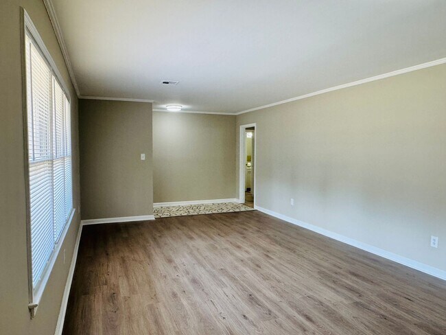 Building Photo - Room to Roam, Comfort to Stay — This Updat...