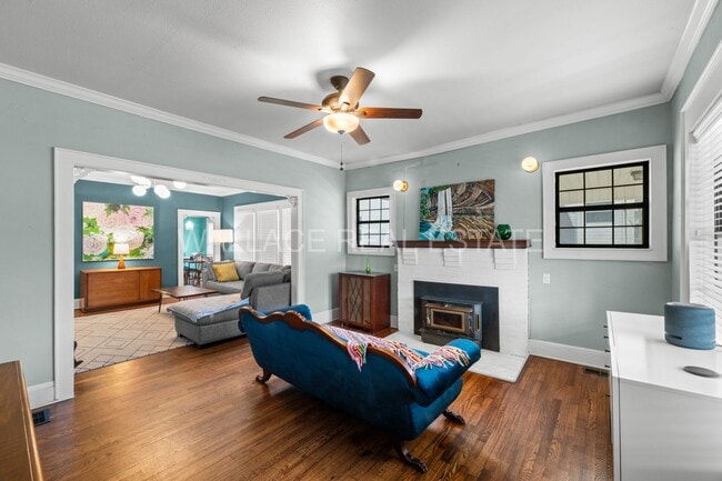 Building Photo - 1930'S AMAZING CRAFTSMAN HOME...3 BEDROOM/...