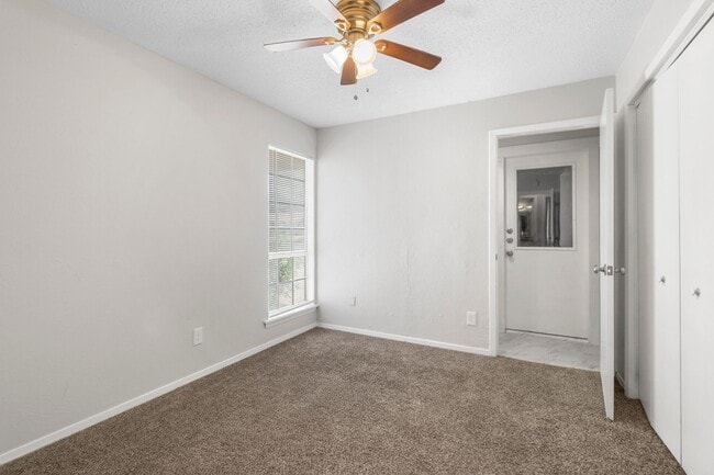 Building Photo - QUAINT AND COZY  3 Bedroom, 2 bathroom Hou...