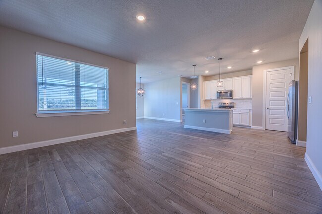 Building Photo - 6616 Cloverdale Ave