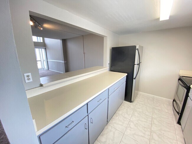 Building Photo - SANDY COVE CONDO - 1BR/1BA WITH BALCONY