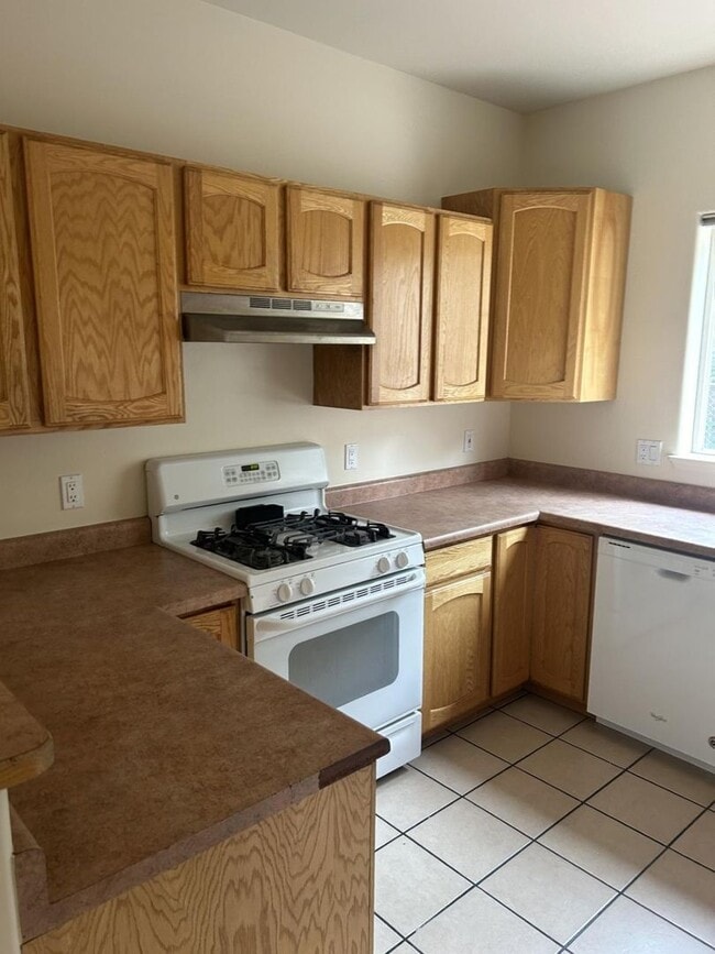 Building Photo - Charming 3-Bedroom, 2-Bath Townhouse Near ...