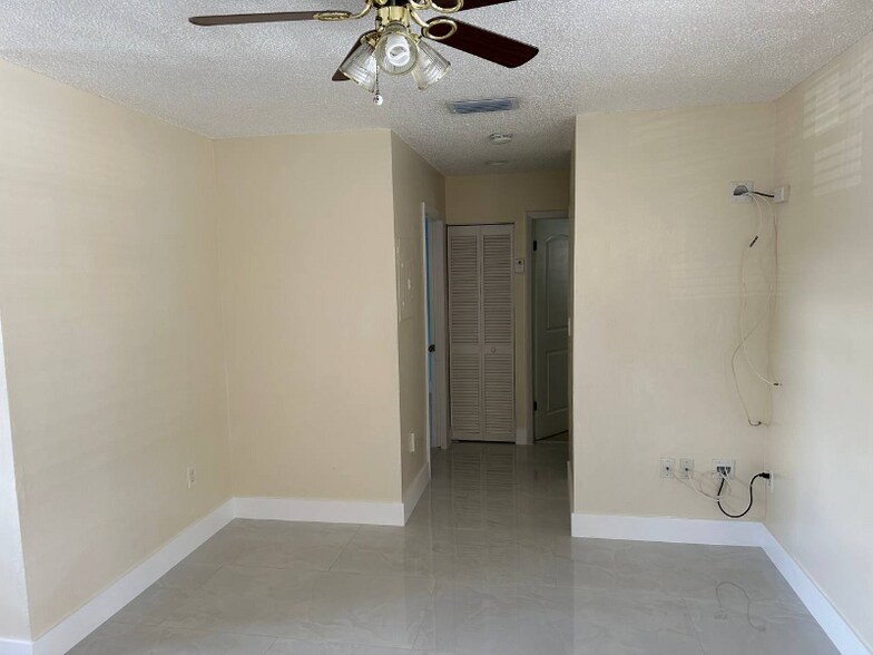 Building Photo - 2550 W 60th St