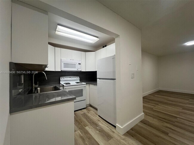 Building Photo - 5644 W 25th Ct