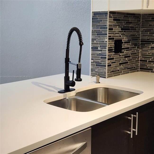 Building Photo - 2941 Riverside Dr