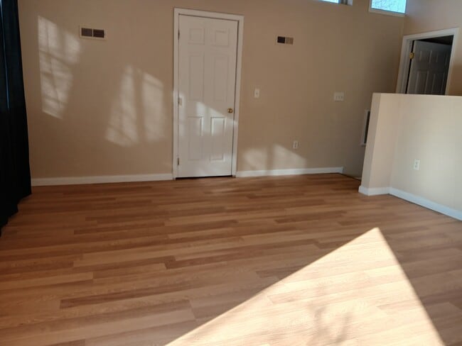 Building Photo - 513 S Ash St