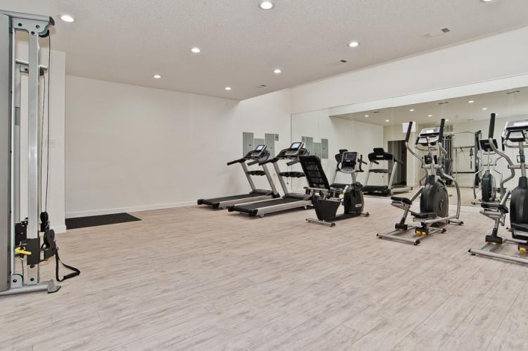 Building Photo - Oakwood Condos Bedford