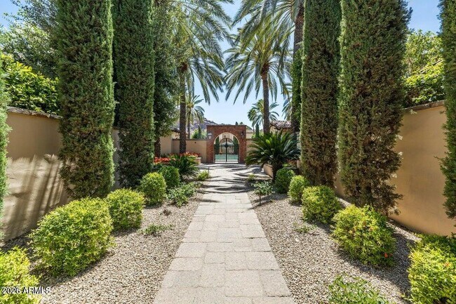 Building Photo - 4949 E Lincoln Dr