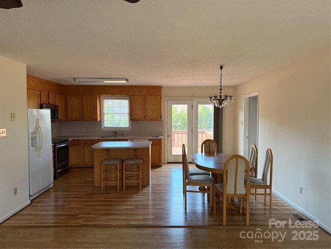 Building Photo - 401 Miller Farm Rd