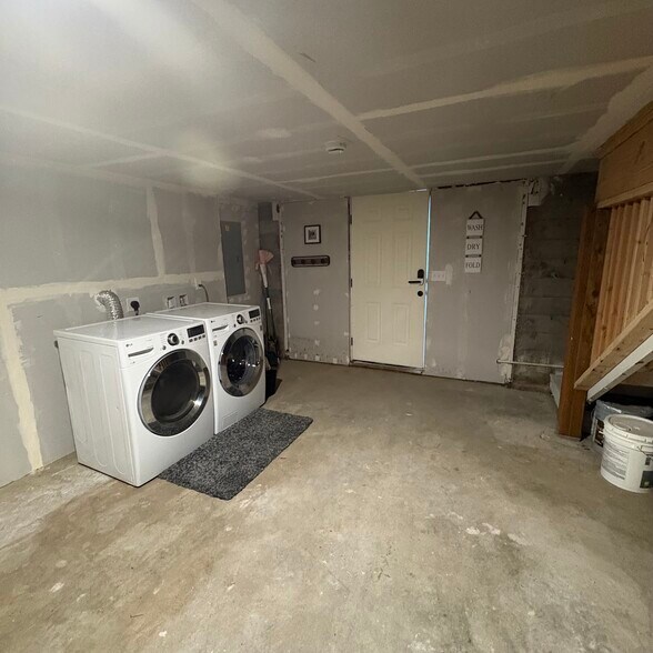 Basement laundry + lower entrance + extra storage - 14410 Goodrich Dr NW