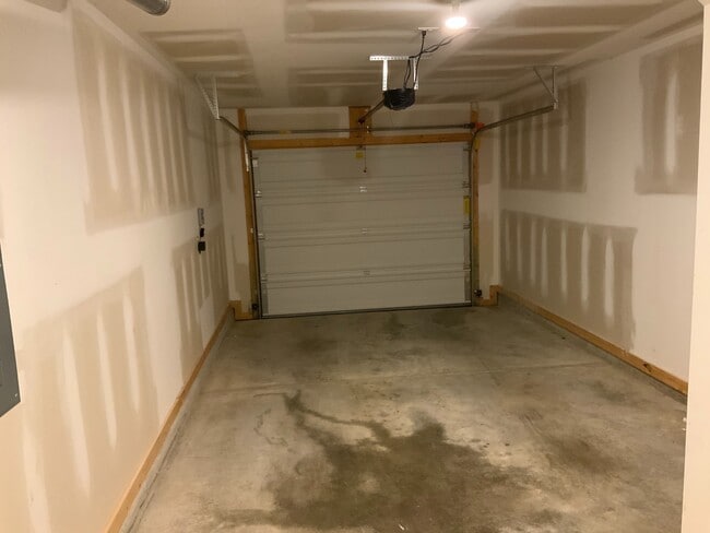 Building Photo - Price Reduction. Chelsea Park!!!  4 Bedroo...