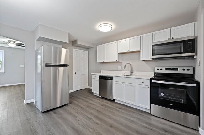 Building Photo - Gorgeous Two-Bedroom Townhome In Middle River