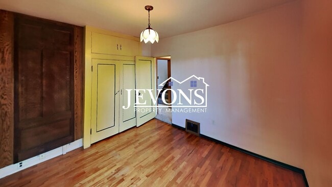Building Photo - $895 Rent Credit - Charming 3-bedroom home with washer and dryer, an equipped kitchen, and nearby...