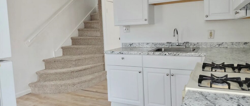 Building Photo - 301 Somerset St