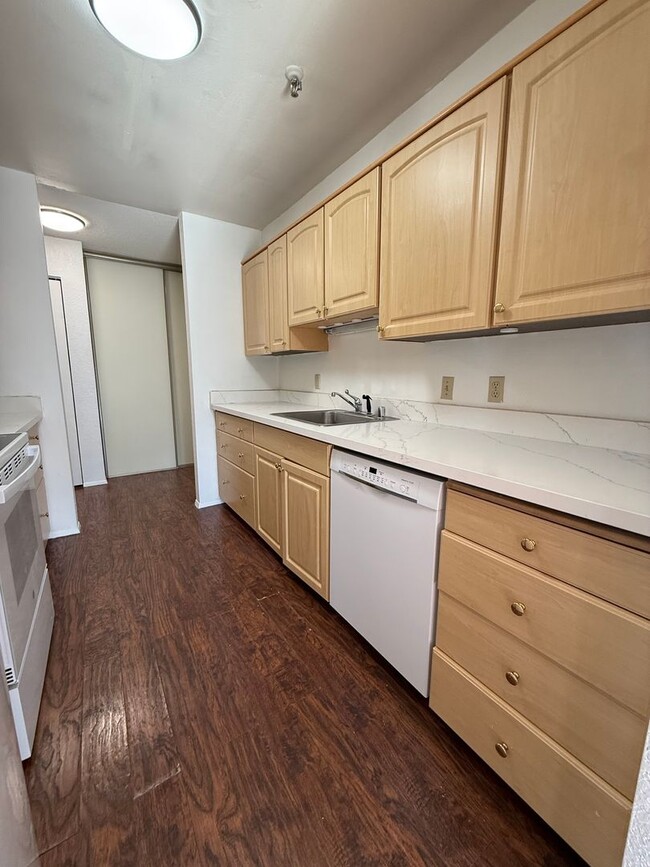 Building Photo - Well Maintained 2BD/2BTH Lynnwood Condo for Lease in Gated Community!