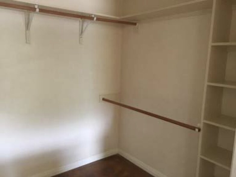 Building Photo - 2241 Ridgeview Dr