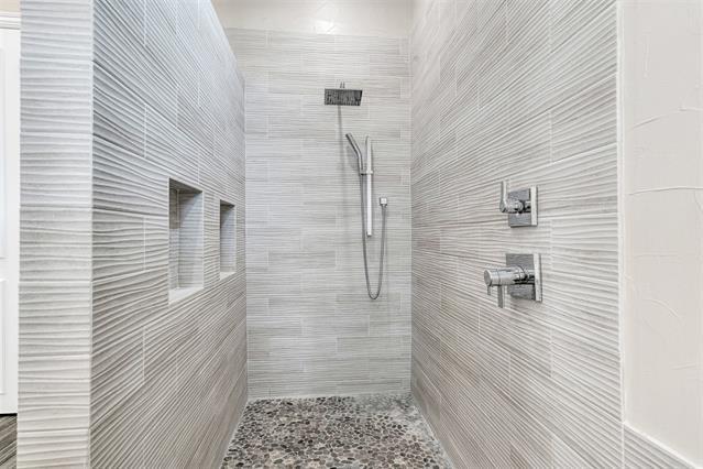 Building Photo - 5965 Glendower Ln