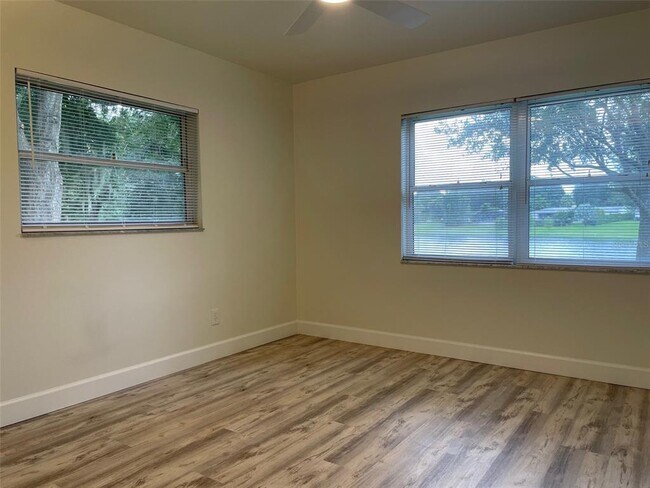 Building Photo - 1012 Lake Weldona Dr