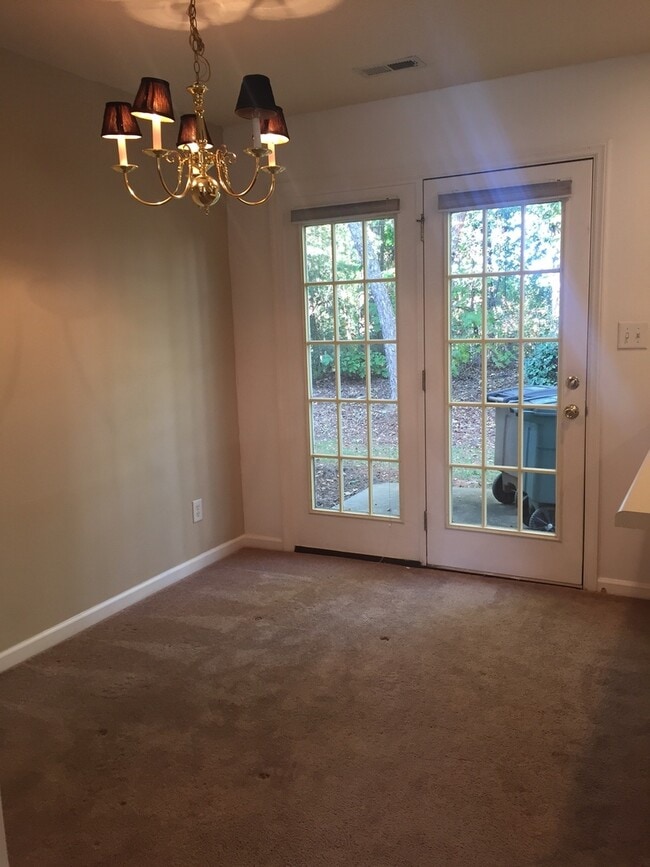 Building Photo - 3 Bed 2 Bath Townhome Available