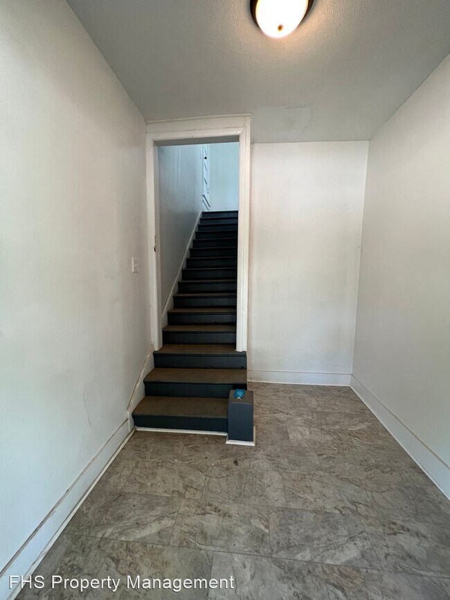 Building Photo - 1 br, 1 bath House - 1032 E Commercial Unit A