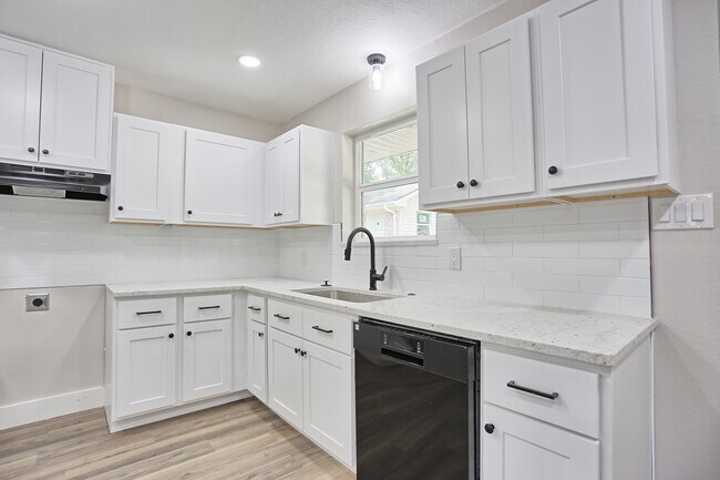 Building Photo - 704 Natchez River Cir