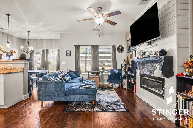 Building Photo - 332 Dante Cir