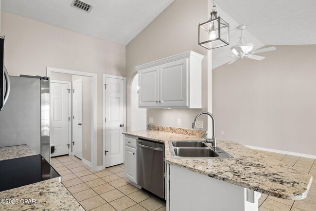 Building Photo - 615 Poinsettia Ct