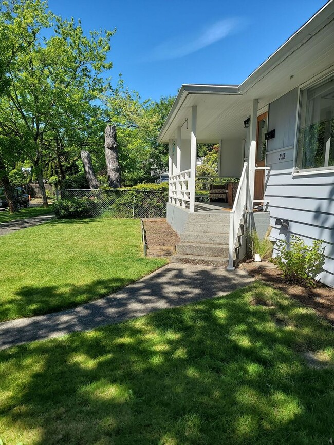Building Photo - Spacious Wedgewood 3 bed/2 bath with fence...