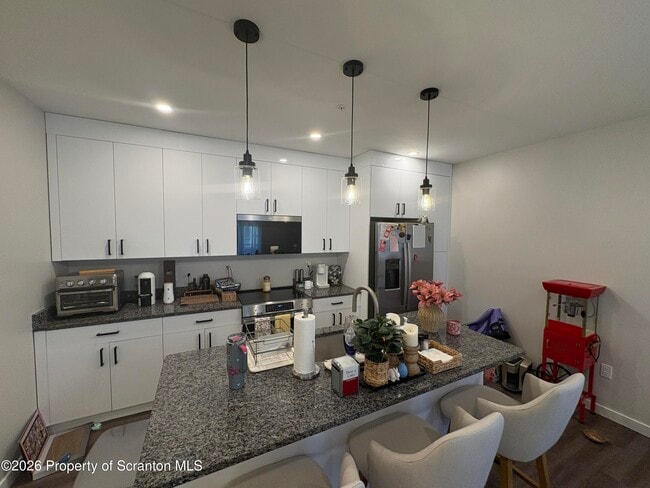 Building Photo - 633 Main St