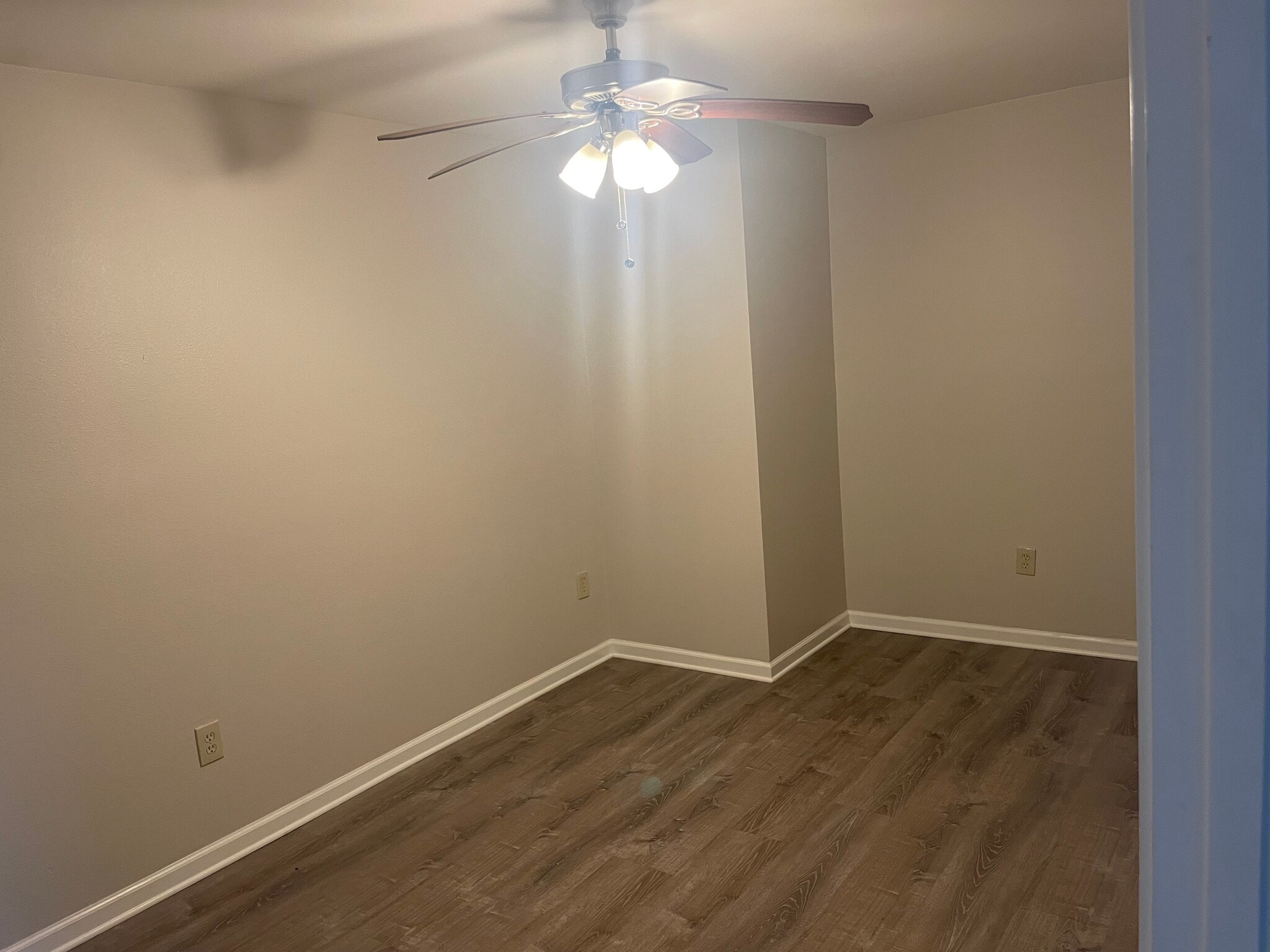 Apt B bedroom - 1325 Lake Ave