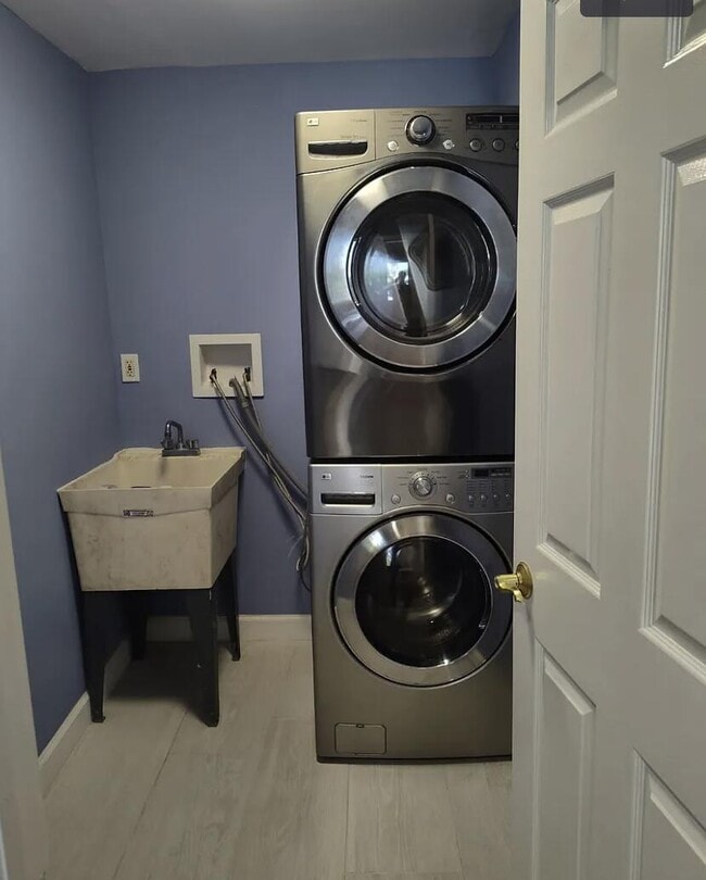 Building Photo - 3642 Gulfstream Rd