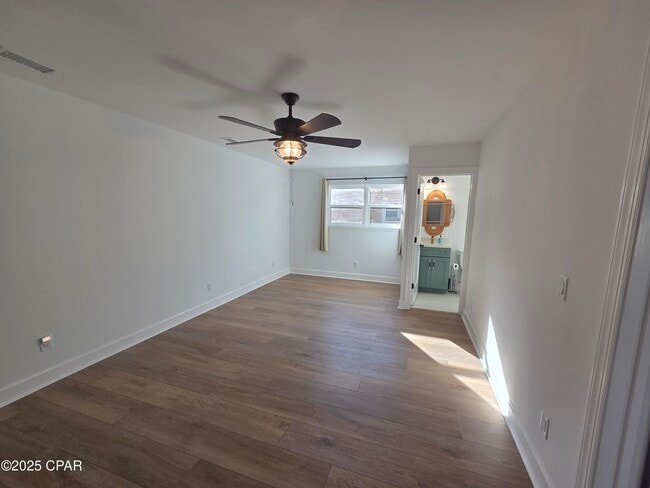 Building Photo - 920 W Beach Dr