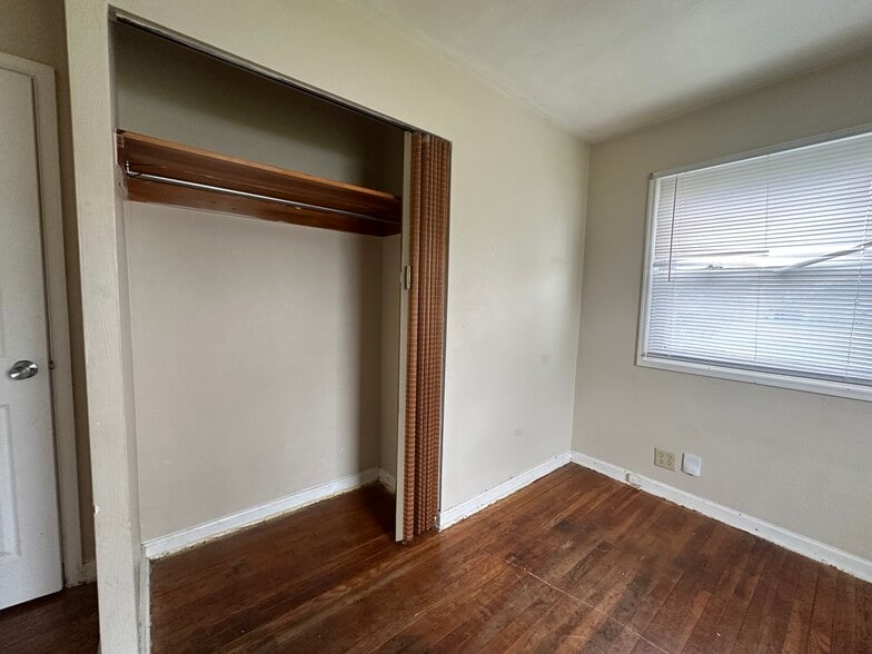 Building Photo - 930 Greenview Ave