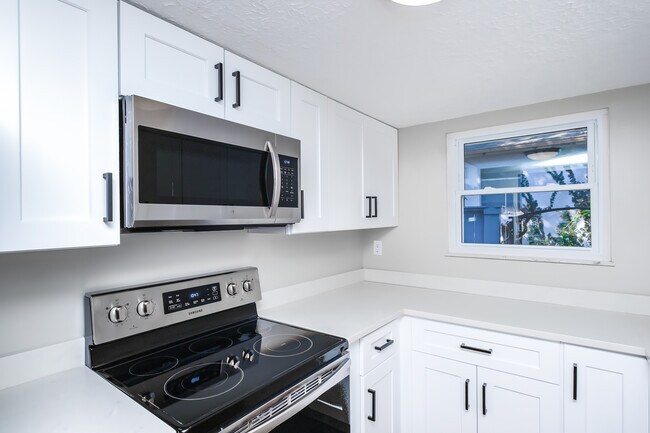 Building Photo - 886 Linworth Road East