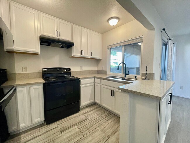 Building Photo - 1 Bed/1 Bath Condo With Bonus Room