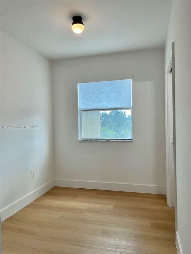 Building Photo - 120 SW 37th Ave