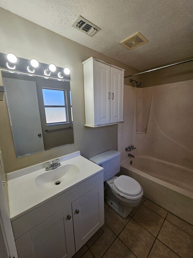 Building Photo - Cozy 3Bed/2Ba Brick Home Convenient to Shopping, Dining & Tyndall AFB! *1/2 OFF 1st Month's Rent!*