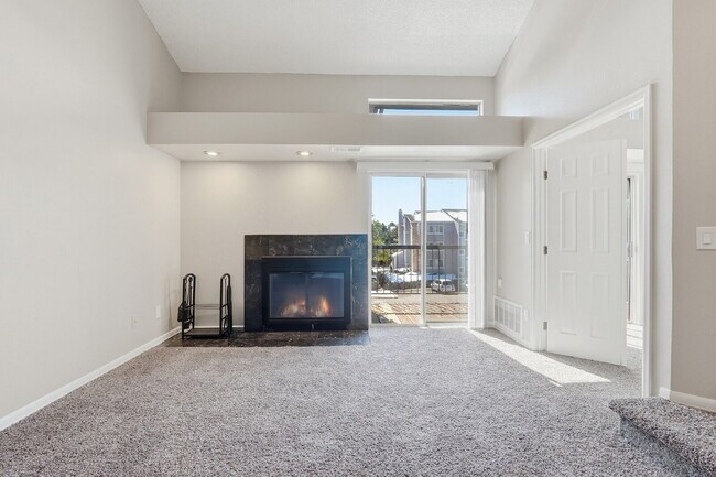 Building Photo - $1,740.95 - 2 bed/1 bath, cozy Denver Condo!