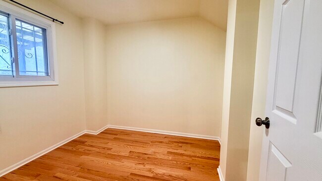 Building Photo - 356 W 31st St