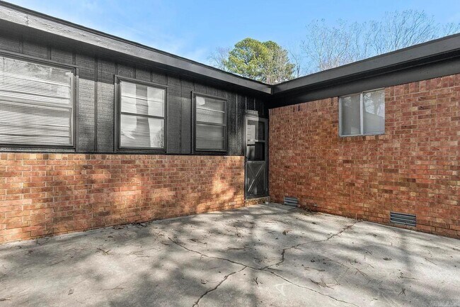 Building Photo - 2502 N Lakeview