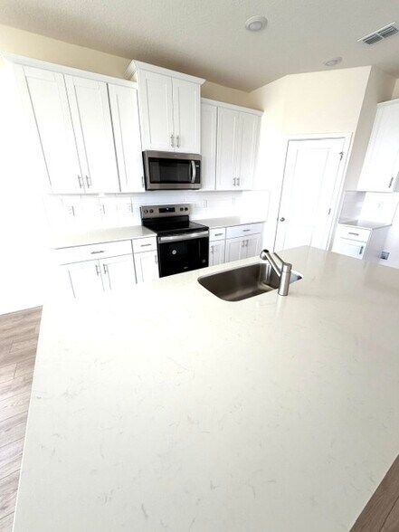 Building Photo - 322 Bracer Way