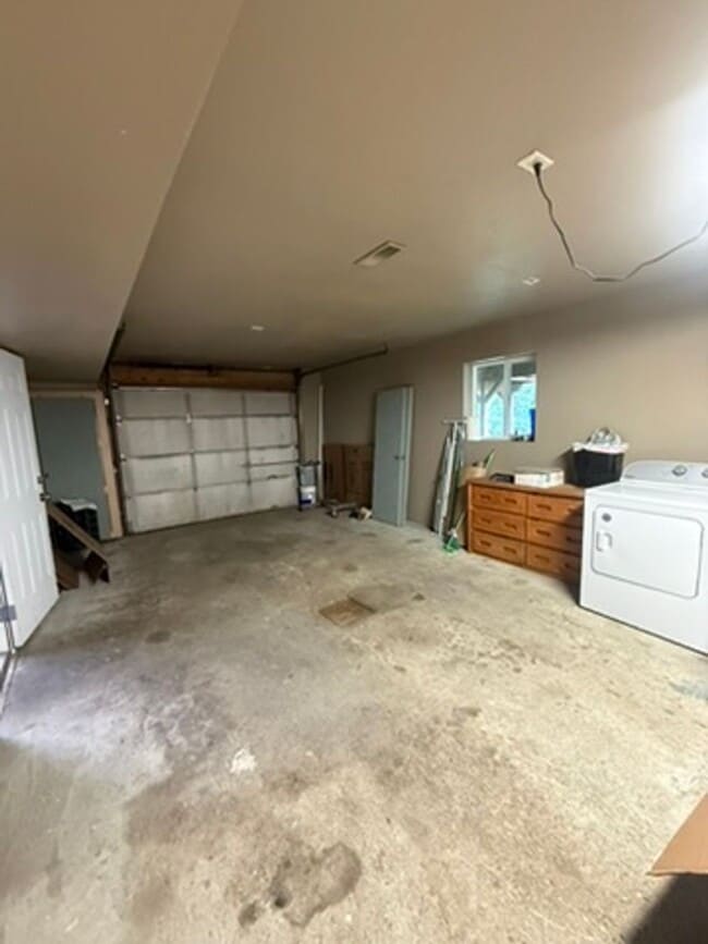 Building Photo - Spacious Pet-Friendly Home with Fireplace, Garage & Huge Deck Near Fairbanks