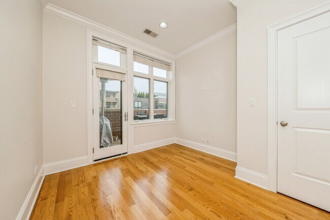 Building Photo - 3827 N Southport Ave