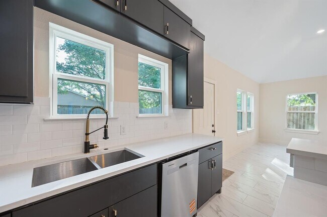 Building Photo - 16346 Summer Dawn Ln