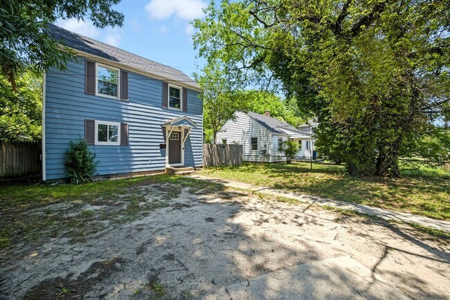 Building Photo - 819 19th Pl
