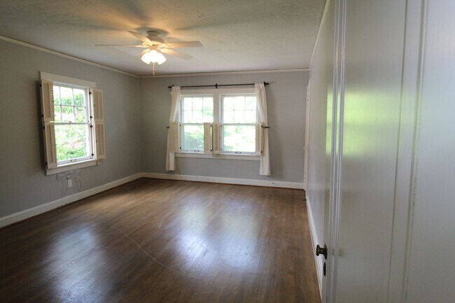 Building Photo - December FREE On This 3 Bedroom 1.5 Bath Home Just Minutes From Brookside